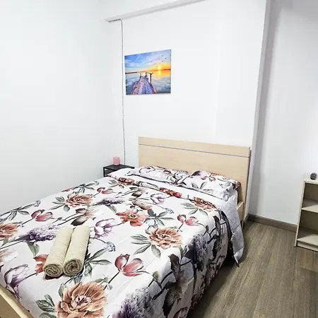Accommodatie bij particulieren Downtown Rooms, 200m From Marina *