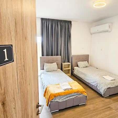 Downtown Rooms, 200m From Marina Accommodatie bij particulieren Larnaca