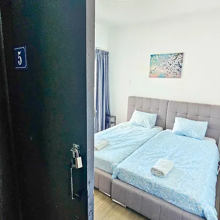 ホームステイ Downtown Rooms, 200m From Marina *