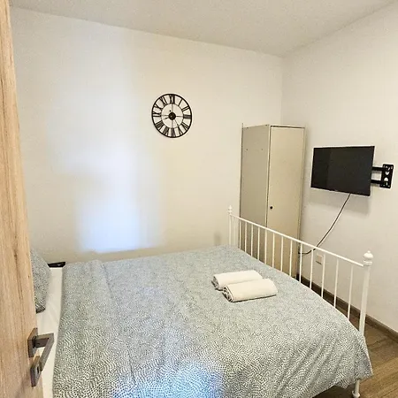 Downtown Rooms, 200m From Marina ラルナカ