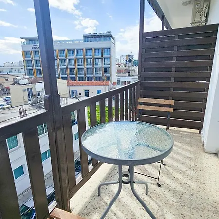 Downtown Rooms, 200m From Marina ラルナカ