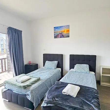 Downtown Rooms, 200m From Marina ホームステイ