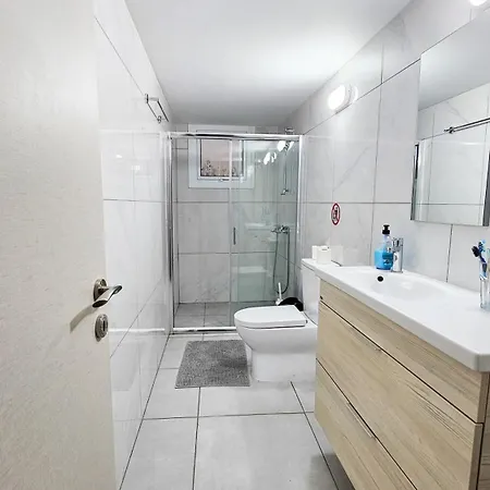 Downtown Rooms, 200m From Marina ホームステイ ラルナカ